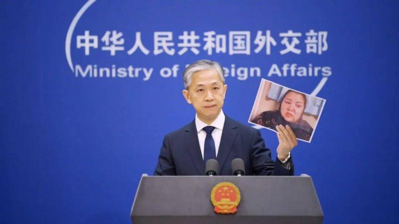 △外交部發(fā)言人汪文斌在例行記者會上揭露早木熱·達(dá)吾提